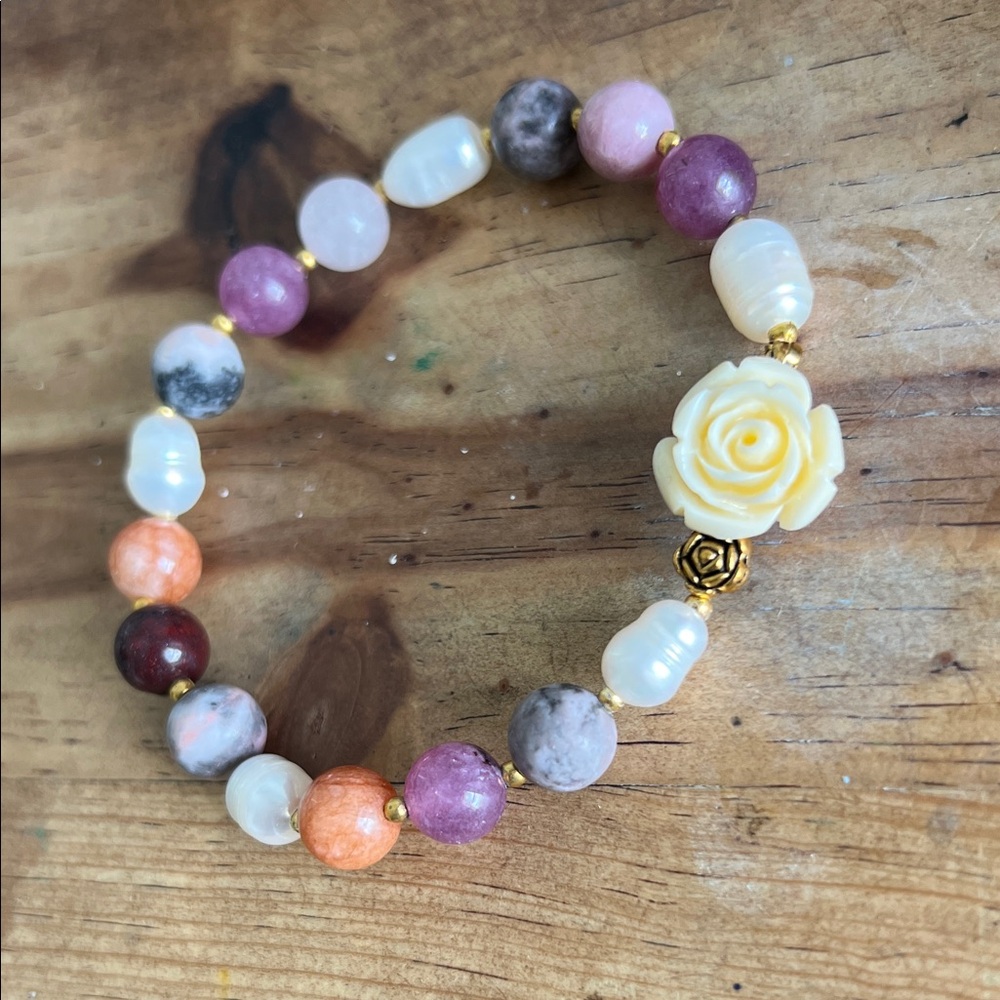 Romantic  Multicolor Beaded Bracelet with Rose Accent and Natural Pearl